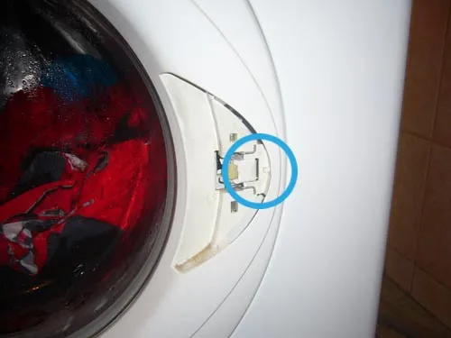Что делать, если стиральная машина Индезит не открывается?