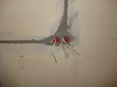 Как заделать штробы в стене с электропроводкой. Чем замазать штробу с проводкой в стене. 8