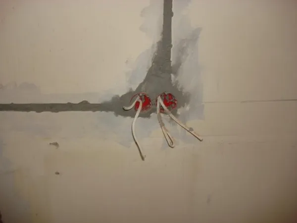 Как заделать штробы в стене с электропроводкой. Чем замазать штробу с проводкой в стене. 13