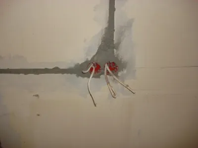 Как заделать штробы в стене с электропроводкой. Чем замазать штробу с проводкой в стене. 5