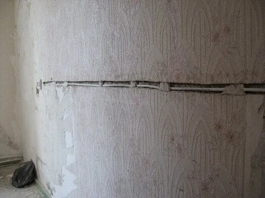 Как заделать штробы в стене с электропроводкой. Чем замазать штробу с проводкой в стене. 19