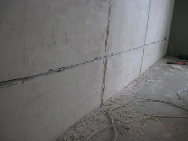 Как заделать штробы в стене с электропроводкой. Чем замазать штробу с проводкой в стене. 14