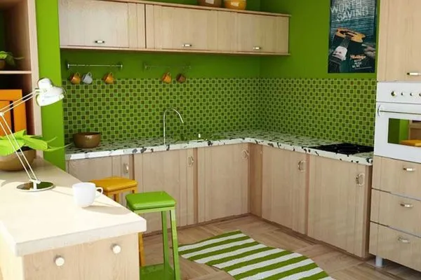  Коричневый кухонный фасад и зеленая стена, другого оттенка аксессуары