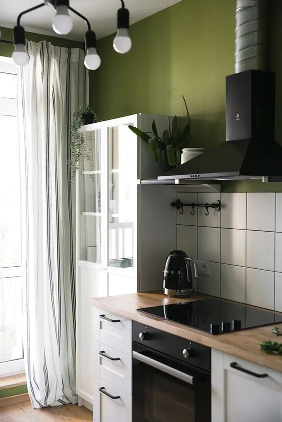 Зеленые кухни: 130 самых вдохновляющих примеров дизайна. Какие обои подойдут для кухни с зеленым гарнитуром. 3