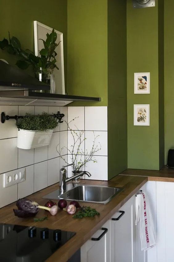 Зеленые кухни: 130 самых вдохновляющих примеров дизайна. Какие обои подойдут для кухни с зеленым гарнитуром. 2